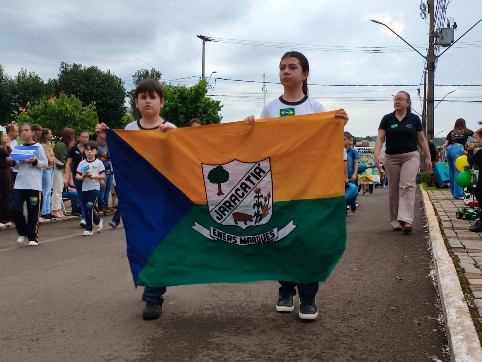 Desfile Cívico reúne estudantes, entidades e comunidade em Enéas Marques