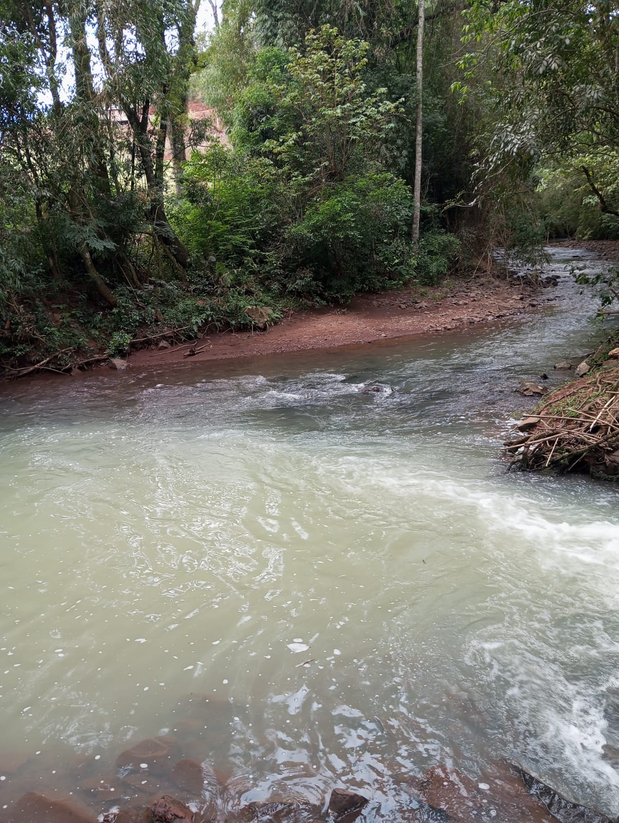 ENÉAS MARQUES: ALTERAÇÃO NA COR E ODOR DA ÁGUA CHAMA ATENÇÃO NOS RIOS MATA FOME E JARACATIÁ