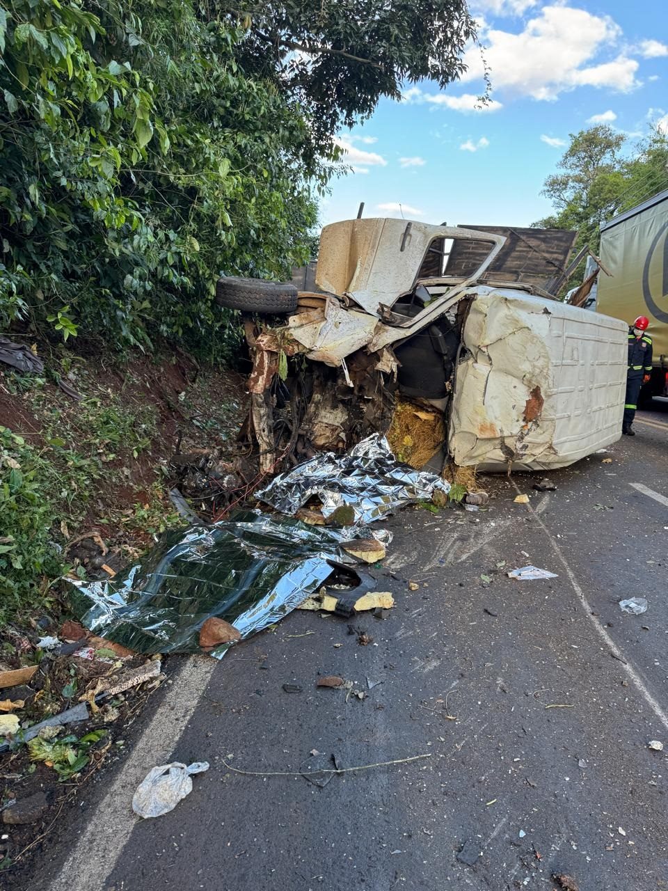 DOIS MORTOS EM REALEZA APÓS COLISÃO ENTRE VAN E CAMINHÃO